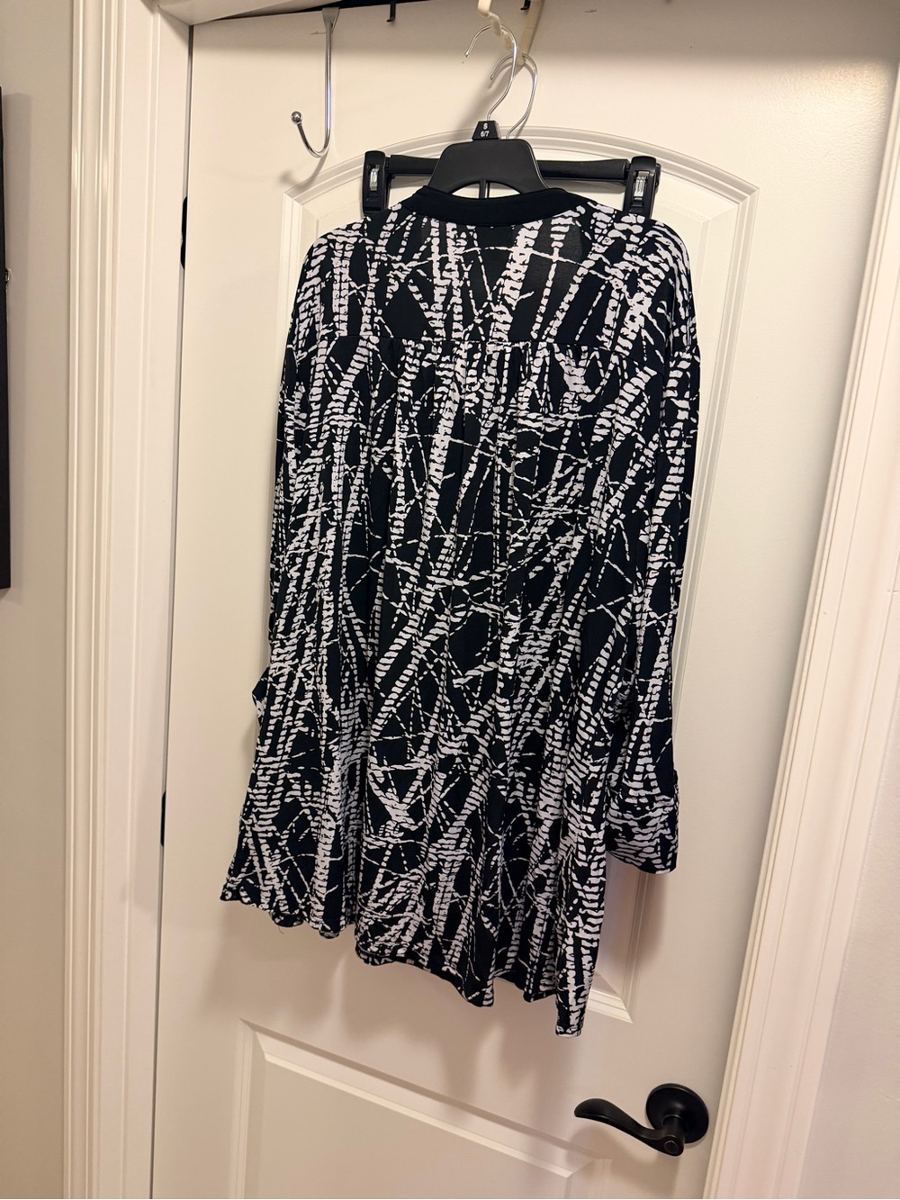 Avenue Black & White Abstract Print Women's Blouse
